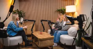 Το online σεμινάριο: AI for Creators: Παραγωγή βίντεο, podcast & YouTube περιεχομένου απευθύνεται σε όσους θέλουν να εκτοξεύσουν την παραγωγή και την ποιότητα του ψηφιακού τους περιεχομένου αξιοποιώντας τις πιο σύγχρονες τεχνολογίες. Ενδεικτικά, απευθύνεται σε κάθε ενδιαφερόμενο από 18 ετών και άνω για την ενίσχυση του βιογραφικού του και στο πλαίσιο της συνεχιζόμενης επαγγελματικής κατάρτισης και επιμόρφωσης ενηλίκων. Επίσης απευθύνεται σε: • YouTubers και video creators: Δημιουργούς που επιθυμούν να βελτιώσουν τα βίντεό τους, να αυτοματοποιήσουν το μοντάζ και να αυξήσουν το ποσοστό κλικ (CTR) στα thumbnails και τους τίτλους τους. • Podcasters: Επαγγελματίες και χομπίστες που θέλουν να αναβαθμίσουν την ποιότητα του ήχου και να μετατρέψουν τις ηχογραφήσεις τους σε viral αποσπάσματα για τα social media. • Social media managers & marketers: Ειδικούς επικοινωνίας που διαχειρίζονται κανάλια και θέλουν να παράγουν μαζικά και ποιοτικά Shorts, Reels και TikTok βίντεο με ελάχιστο χρόνο παραγωγής. • Νέους δημιουργούς: Αρχάριους creators που θέλουν να κάνουν τα πρώτα τους βήματα στον χώρο και χτίζοντας από την αρχή μια σωστή, επαγγελματική και ηθική προσέγγιση στη χρήση του AI.