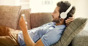 Οι συμμετέχοντες στο online δεκάμηνο πιστοποιημένο σεμινάριο Μουσικοθεραπείας αποκτούν γνώσεις γύρω από τις αρχές, τις προσεγγίσεις και τα πεδία εφαρμογής της μουσικοθεραπείας, διευρύνοντας τις γνώσεις τους σε ζητήματα μουσικής, ψυχολογίας, παιδαγωγικής και ανθρώπινης ανάπτυξης. Ενισχύουν την κατανόηση της σχέσης μεταξύ μουσικής, συναισθήματος και ανθρώπινης συμπεριφοράς.