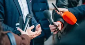 Οι συμμετέχοντες στο online σεμινάριο: Δημοσιογραφία και Μέσα Μαζικής Ενημέρωσης αποκτούν γνώσεις σχετικά με τις αρχές της δημοσιογραφίας και τον τρόπο λειτουργίας των Μέσων Μαζικής Ενημέρωσης. Μαθαίνουν πώς συλλέγονται, επεξεργάζονται και παρουσιάζονται οι ειδήσεις, καθώς και ποια είναι τα βασικά χαρακτηριστικά της δημοσιογραφικής γραφής. Παράλληλα, εξοικειώνονται με τις βασικές τεχνικές αναζήτησης και αξιολόγησης πληροφοριών, αναπτύσσοντας κριτική σκέψη απέναντι στο περιεχόμενο που δημοσιεύεται στα μέσα ενημέρωσης. Μέσα από την κατανόηση της διαδικασίας παραγωγής της είδησης, κατανοούν καλύτερα τον τρόπο με τον οποίο διαμορφώνεται η δημόσια ενημέρωση. Επιπλέον, καλλιεργούν δεξιότητες επικοινωνίας, ανάλυσης και γραπτής έκφρασης, ενώ αποκτούν μια πιο ολοκληρωμένη εικόνα για τον ρόλο της δημοσιογραφίας στη σύγχρονη κοινωνία και τη σημασία της υπεύθυνης ενημέρωσης.