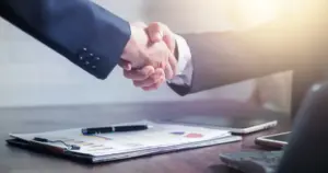 Οι συμμετέχοντες στο online εξ αποστάσεως σεμινάριο: Διαχείριση Ανθρώπινου Δυναμικού (HR Management) θα αποκτήσουν μια ολοκληρωμένη εικόνα της διαχείρισης ανθρώπινου δυναμικού, κατανοώντας σε βάθος βασικές διαδικασίες, όπως η αναζήτηση, η επιλογή και η εκπαίδευση προσωπικού, καθώς και η δημιουργία αποτελεσματικών συνθηκών εργασίας. Επίσης, θα εξοικειωθούν με στρατηγικές και μεθόδους που ενισχύουν τη διοίκηση και τον προγραμματισμό ανθρώπινου δυναμικού, με έμφαση στη βελτίωση της αποδοτικότητας και την αποτελεσματική διαχείριση των διαθέσιμων πόρων. Παράλληλα, θα αποκτήσουν γνώσεις που αφορούν την αξιολόγηση των εργαζομένων και τη δίκαιη διαχείριση των αμοιβών τους, ενισχύοντας τις δεξιότητές τους στη λήψη αποφάσεων και στη δημιουργία ενός υποστηρικτικού περιβάλλοντος εργασίας.