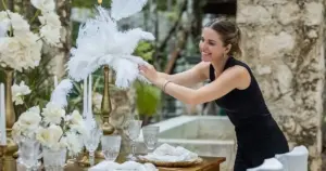 Το online σεμινάριο: Διοργάνωση γάμων, βαπτίσεων και εκδηλώσεων: Σχεδιασμός και πράξη απευθύνεται σε ένα ευρύ φάσμα επαγγελματιών και ενδιαφερομένων που θέλουν να εξειδικευτούν στον χώρο του event planning. Ενδεικτικά, απευθύνεται σε κάθε ενδιαφερόμενο από 18 ετών και άνω για την ενίσχυση του βιογραφικού του και στο πλαίσιο της συνεχιζόμενης επαγγελματικής κατάρτισης και επιμόρφωσης ενηλίκων. Επίσης απευθύνεται σε: • Απόφοιτους και επαγγελματίες του χώρου του τουρισμού, της φιλοξενίας (Hospitality), του marketing, των δημοσίων σχέσεων και της διακόσμησης που επιθυμούν να διευρύνουν τις δεξιότητές τους. • Νέους επαγγελματίες που κάνουν τα πρώτα τους βήματα και θέλουν να χτίσουν μια στέρεη βάση γνώσεων, αποφεύγοντας τα κλασικά λάθη των αρχαρίων. • Ιδιοκτήτες χώρων εκδηλώσεων (κτήματα, αίθουσες δεξιώσεων, ξενοδοχεία) που θέλουν να κατανοήσουν σε βάθος τις απαιτήσεις και τη ροή εργασίας ενός διοργανωτή. • Κάθε δημιουργικό άτομο με πάθος για την αισθητική, την οργάνωση και τη λεπτομέρεια, το οποίο ονειρεύεται να ακολουθήσει καριέρα ως wedding & event planner ή να στήσει τη δική του επιχείρηση στον χώρο.