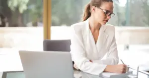 Οι συμμετέχοντες στο online πιστοποιημένο σεμινάριο: Γραμματέας διοίκησης μπορεί να αποφέρει σημαντικά οφέλη σε έναν σπουδαστή, ενισχύοντας τόσο τις επαγγελματικές του δεξιότητες όσο και την προσωπική του ανάπτυξη. Κατ’ αρχάς, το πιστοποιημένο σεμινάριο: Γραμματέας διοίκησης προσφέρει εξειδικευμένη γνώση και κατάρτιση που είναι απαραίτητη για το επαγγελματικό προφίλ του γραμματέα διοίκησης. Οι σπουδαστές μαθαίνουν τις αρχές της διοικητικής υποστήριξης, συμπεριλαμβανομένων των διαδικασιών γραφείου, της διαχείρισης αρχείων και της οργάνωσης meetings. Επιπλέον, ένα από τα κύρια οφέλη είναι η ανάπτυξη οργανωτικών και διαχειριστικών δεξιοτήτων. Οι σπουδαστές επιμορφώνονται στο να διαχειρίζονται αποτελεσματικά τον χρόνο τους και να οργανώνουν τις καθημερινές τους εργασίες με τρόπο που βελτιώνει την αποδοτικότητα του γραφείου. Αυτές οι δεξιότητες είναι κρίσιμες για την ομαλή λειτουργία οποιουδήποτε οργανισμού και προσδίδουν αξία στον σπουδαστή ως επαγγελματία.