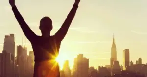 Το online σεμινάριο: Life Coaching: Από τη θεωρία στην πράξη απευθύνεται σε ενήλικες που ενδιαφέρονται να γνωρίσουν σε βάθος τη θεωρία και την πρακτική του life coaching ή να εμπλουτίσουν συναφείς επαγγελματικές και προσωπικές δεξιότητες. Ενδεικτικά, απευθύνεται σε κάθε ενδιαφερόμενο από 18 ετών και άνω για την ενίσχυση του βιογραφικού του και στο πλαίσιο της συνεχιζόμενης επαγγελματικής κατάρτισης και επιμόρφωσης ενηλίκων. Επίσης απευθύνεται σε: • Επαγγελματίες ή υποψήφιους επαγγελματίες του coaching που επιθυμούν μια οργανωμένη εισαγωγή στις βασικές αρχές, τεχνικές και πρακτικές του life coaching. • Επαγγελματίες συμβουλευτικής, εκπαίδευσης, διοίκησης ανθρώπινου δυναμικού και ανάπτυξης ανθρώπινου δυναμικού που ενδιαφέρονται να εμπλουτίσουν τις επικοινωνιακές και αναπτυξιακές τους δεξιότητες. • Εκπαιδευτικούς, εκπαιδευτές ενηλίκων, συμβούλους σταδιοδρομίας και στελέχη που εργάζονται με ανθρώπους και ομάδες. • Ελεύθερους επαγγελματίες και στελέχη επιχειρήσεων που ενδιαφέρονται για δεξιότητες στοχοθεσίας, επικοινωνίας, παρακίνησης και προσωπικής αποτελεσματικότητας. • Φοιτητές και αποφοίτους κοινωνικών, ανθρωπιστικών, παιδαγωγικών, διοικητικών και συναφών σπουδών.